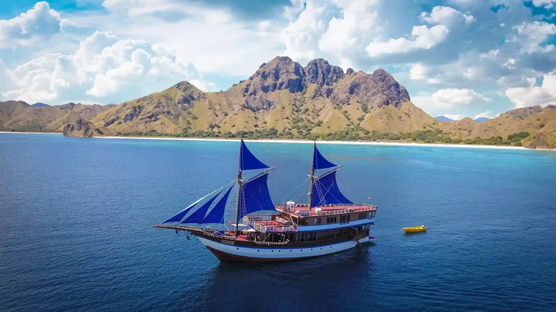 Diving Komodo National Park: Best Sites & Season 2026