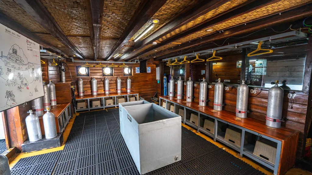 Long vs. Short Banda Sea Liveaboard Trips 2027: Making the Right Choice