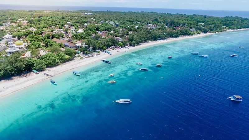 The beach and clear water at Gili Trawangan